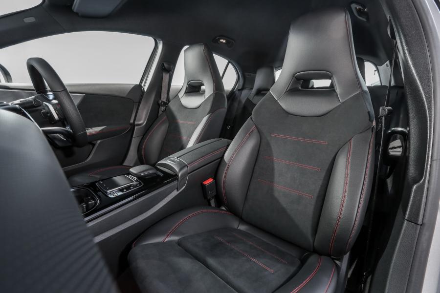 Интерьер Mercedes-Benz A250 AMG Line (W177) 2018 года  (MY) (фото 18 из 24)